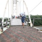 1. La caminera. Con los pasamanos a medias y falta de tablas en el piso, la estructura tiembla cada vez que varias personas pasan a la vez por el puente.