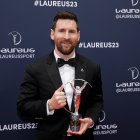 Leo Messi posando con el prestigioso premio.
