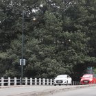 LUMINARIA DE PUENTE DE LA AV LAS MONJAS ENCENDIDA DURANTE EL DIA ... FD: CARLOS KLINGER  ... 07-05-2023