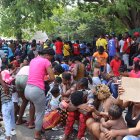 Migrantes hacen fila para tramitar papeles migratorios hoy, en Tapachula (México). Una nueva ola de cerca de 5.000 migrantes de diversos países llegó este lunes a Chiapas, en la frontera sur de México, con la esperanza de cruzar a Estados Unidos cuando expire el Título 42 de aquel país el próximo jueves. EFE/Juan Manuel Blanco