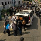 Varias personas cargan los féretros con algunos de los cuerpos recuperados tras el incidente en la mina Yanaquihua, en la provincia arequipeña de Condesuyos, tras su llegada al Instituto de Medicina Legal para la práctica de las necropsias, hoy, en Arequipa (Lima). Los cuerpos de los 27 trabajadores que fallecieron tras desatarse este sábado un incendio en el socavón de una mina en la región de Arequipa, en el sur peruano, fueron rescatados por equipos de la Policía Nacional del Perú (PNP), informaron este lunes fuentes oficiales. La muerte de los 27 trabajadores, que pertenecían a una empresa contratista de la minera, fue confirmada el domingo por el Gobierno de Perú, que expresó sus "condolencias a los familiares y al pueblo de Arequipa". EFE/ José Sotomayor