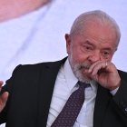 El presidente de Brasil, Luiz Inácio Lula da Silva, participa en la ceremonia de sanción del proyecto de ley que establece la Política Nacional de Salud Bucal en el ámbito del Sistema Único de Salud (SUS), hoy, en el Palacio del Planalto en Brasilia (Brasil). Lula da Silva sancionó este lunes una ley que instaura un nuevo programa de atención bucal en la red de salud pública, sobre el cual aseguró que tiene como objetivo que los brasileños "vuelvan a sonreír". El mandatario dijo que la ampliación de la atención odontológicos en la salud pública pretende "recuperar la sonrisa de millones de brasileños" y darle "dignidad" a los más pobres, que no tienen acceso a los servicios privados. EFE/ Andre Borges