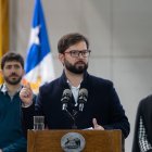 El mandatario Gabriel Boric (c), durante una rueda de prensa, después de votar en los segundo comicios constituyentes, en Punta Arenas (Chile).