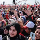 Simpatizantes del presidente turco, Recep Tayyip Erdogan, asisten a su mitin de campaña electoral en Estambul, Turquía, el 07 de mayo de 2023.