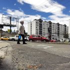 Riesgo. En las avenidas 6 de Diciembre y Río Coca es peligroso transitar por la ‘acera’, más que nada para los adultos mayores