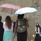 Unas mujeres se cubren con sombrillas del fuerte calor hoy en Oaxaca (México). La Comisión Nacional del Agua informó que esta semana prevalece la segunda ola de calor en México, generando temperaturas superiores a los 40 grados centígrados, principalmente en estados al sur de México, como Chiapas, Guerrero y Oaxaca. EFE/ Jesús Méndez