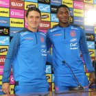 El DT Miguel bravo de la mini-Tri y el jugador Justin Cuero previo a la salida a Argentina