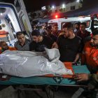Los palestinos llevan el cuerpo de un miembro del movimiento de la Yihad Islámica en el hospital Al Shifa después de los ataques aéreos de Israel en la ciudad de Gaza, el 09 de mayo de 2023.