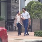 Danilo Carrera y su mamá, Elsita Huerta, tras abandonar una cafetería en Miami.