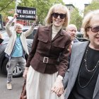 E. Jean Carroll (2-d) llega a un tribunal federal cuando se espera que el jurado comience las deliberaciones en la demanda civil por agresión sexual y difamación. EFE/EPA/JUSTIN LANE