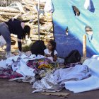 Los migrantes tratan de aguarecerse con plástico del sol