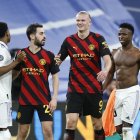 MADRID, 09/05/2023.- Los jugadores brasileños del Real Madrid, Vinicius Jr. (d) y Rodrygo (i), se saludan con el noruego del Manchester City, Erling Haaland y el portugués Bernardo Silva, a la finalización del encuentro correspondiente a la ida de las semifinales de la Liga de Campeones que han disputado hoy martes en el estadio Santiago Bernabéu, en Madrid. EFE / Rodrigo Jiménez.