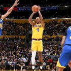 Lonnie Walker haciendo un tiro en el partido del Lunes 8 de mayo.