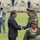 El presidente de Colombia, Gustavo Petro (i), saluda al Mayor General William René Salamanca durante su posesión como nuevo director de la Policía Nacional, hoy, en un acto celebrado en la Escuela de Cadetes de Policía Francisco de Paula Santander, en Bogotá (Colombia). EFE/Mauricio Dueñas Castañeda