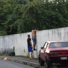 Los muros que dividen el barrio del parque Samanes tienen menos de dos metros de altura y eso propicia que más de uno los salte para cometer fechorías.