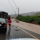 Las lluvias provocaron deslizamientos y el cierre parcial de la vía que une a Rioverde y Borbón.