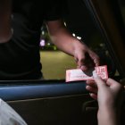 Hecho. Los cuidadores dan a los visitantes un tique o simplemente anuncian que se les debe pagar tres dólares por seguridad, siempre por adelantado.