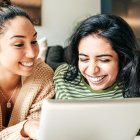 En el siglo digital, el consumo de información y ocio en internet se ha vuelto una parte integral de la vida cotidiana para la mayoría de personas y los jóvenes suelen ser las generaciones más conectadas