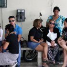 Familiares y amigos de Denisse Ruiz acudieron a la morgue de la Comisión de Tránsito del Ecuador (CTE).