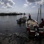 Panamá. Dos pescadores anclan su bote, durante una jornada de faena más en Puerto Caimito.