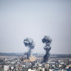 Dos columnas de humo ascienden desde la ciudad de Gaza después de un ataque de las fuerzas israelís, este miércoles en Gaza (Gaza y Cisjordania). Cinco palestinos, incluyendo un niño, han muerto en las últimas horas como consecuencia de los intensos bombardeos de la aviación israelí sobre la Franja de Gaza, con lo que suman un total de 20 fallecidos desde los primeros ataques ayer. EFE/ Haitham Imad
