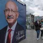 La gente camina frente a la pancarta electoral del candidato presidencial turco Kemal Kilicdaroglu, líder del opositor Partido Popular Republicano (CHP) en Estambul, Turquía, el 9 de mayo de 2023.