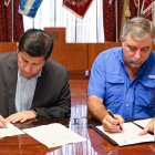 Francisco Morán y Martín Cucalón sellan la firma, rector de la Universidad de Guayaquil y jefe del Cuerpo de Bomberos, firmaron el convenio.