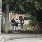Las personas caminan con temor por los callejones peligros de la ciudadela Albatros.