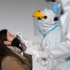 Una persona se somete a una prueba PCR para detectar la covid-19, en una fotografía de archivo.