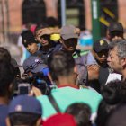 Migrantes hablan con autoridades, en El Paso, Texas (EE.UU.), este 9 de mayo de 2023.