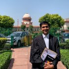 Utkarsh Saxena, peticionario y uno de los abogados en el caso que busca el reconocimiento legal del matrimonio homosexual en la India, posa durante una entrevista con EFE en Nueva Delhi (India). El Tribunal Supremo de la India escucha los argumentos finales de las audiencias sobre la legalización de los matrimonios homosexuales en el país, que han enfrentado durante tres semanas las posturas de parejas del mismo sexo con el Gobierno indio, que se opone con rotundidad a este tipo de enlaces. EFE/ Hugo Barcia