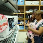 Almacén. Clientes cotizan los precios de los acondicionadores de aire en Estuardo Sánchez, en Guayaquil.