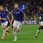 Milano (Italy), 10/05/2023.- FC Inter Milan"s forward Edin Dzeko (C) celebrates with his teammates after scoring the 0-1 goal during the UEFA Champions League semi-final first leg soccer match between AC Milan and FC Inter, in Milan, Italy, 10 May 2023. (Liga de Campeones, Italia) EFE/EPA/ROBERTO BREGANI