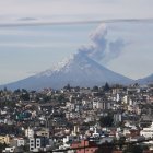 Panorámica del volcán Cotopaxi. Del coloso se desprende una columna de gases.