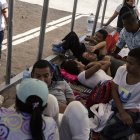 Una familia de migrantes de Colombia espera a la sombra. Un aumento significativo en el número de migrantes se esperan cruces ya que la política del Título 42 de la era COVID, que permitió una expulsión rápida de inmigrantes ilegales, expirará el 11 de mayo.