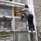 María Fernanda Ganchozo en el cementerio.