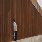 El tráfico ilícito de migrantes está tipificado en el artículo 213, inciso 1, del Código Orgánico Integral Penal y determina una pena privativa de la libertad de siete a diez años.