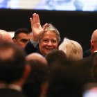 El presidente ecuatoriano Guillermo Lasso saluda durante la firma del acuerdo comercial con China, en Quito (Ecuador). Ecuador se convirtió este miércoles en el cuarto país de Latinoamérica en suscribir un acuerdo comercial con China, que desde el año pasado desplazó a Estados Unidos como su principal socio comercial no petrolero.