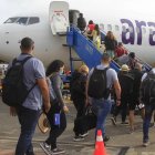 Aerolínea.- Un grupo de pasajeros abordan un avión de la aerolínea Arajet.