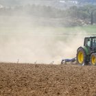 Un agricultor labra con tractor la tierra, donde la escasez de lluvias y las altas temperaturas provocan una gran polvareda, en Logroño.