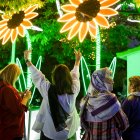 Unas jóvenes sin velo en un parque de Teherán. “No prestamos servicios a mujeres sin velo bajo ningún concepto”