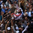 Partidarios del ex primer ministro pakistaní Imran Khan celebran después de que el máximo tribunal del país ordenara su liberación, en Peshawar, Pakistán, el 11 de mayo de 2023.