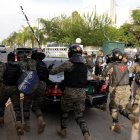 Islamabad (Pakistan), 11/05/2023.-Los guardabosques escoltan un vehículo que transportaba al ex primer ministro Imran Khan después de que la Corte Suprema ordenara su liberación dos días después de su arresto en Islamabad, Pakistán, el 11 de mayo de 2023.