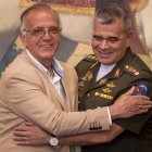 El ministro defensa de Venezuela, Vladimir Padrino López (der.), sostiene un encuentro con el ministro de defensa de Colombia, Iván Velásquez Gómez, en Caracas (Venezuela). Venezuela entregó este jueves a Colombia tres embarcaciones que fueron retenidas por el país caribeño en 2020, luego de que quedaran a la deriva en el río Meta, en la región limítrofe de Orinoquia, informó el ministro de la Defensa de la nación andina, Iván Velásquez, en una visita a Caracas. El funcionario, quien se reunió con su homólogo venezolano, Vladimir Padrino López, en la sede del Ministerio de Defensa en Caracas, indicó que esta es una demostración del estado de las relaciones bilaterales y que, dijo, van a seguir "ascendiendo". EFE/ Miguel Gutiérrez