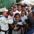 Migrantes hacen fila para conseguir documentación para transitar por el país, hoy en la ciudad de Tapachula en Chiapas (México). La urgencia de los migrantes por salir de la frontera sur de México y cruzar el país se eleva el último día de vigencia del Título 42 en Estados Unidos, un hecho que perciben como su oportunidad para llegar hasta ese país. EFE/Juan Manuel Blanco