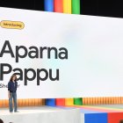 USA6960. MOUNTAIN VIEW (CA, EEUU), 10/05/2023.- Fotografía cedida por Google donde aparece la vicepresidente y director general de Google Workspace, Aparna Pappu, mientras habla durante el evento anual de desarrolladores, Google I/O 2023, celebrado hoy en el anfiteatro Shoreline en Mountain View, California. Google anunció este miércoles la integración de inteligencia artificial (IA) generativa en todas sus Workspace, para ayudar a redactar correos desde el móvil o crear presentaciones con imágenes únicas, algo que, según la compañía, ayudará a los usuarios a ser más rápidos y productivos. EFE/Google /SOLO USO EDITORIAL/NO VENTAS/SOLO DISPONIBLE PARA ILUSTRAR LA NOTICIA QUE ACOMPAÑA/CRÉDITO OBLIGATORIO