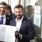 El director del SRI; Francisco Briones, y el ministro de Finanzas, Pablo Arosemena, en la entrega de la reforma tributaria en la Asamblea.