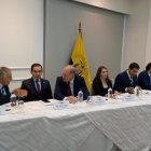 Encuentro. El asesor Paco Moncayo y la presidenta subrogante de la Corte Katherine Muñoz en la reunión.