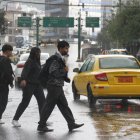 Cruce. Un grupo de peatones cruzan por la avenida Patria, en una zona donde no hay paso cebra.