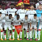 Piero Hincapié (abajo der) logró igualar los números de sus compatriotas.